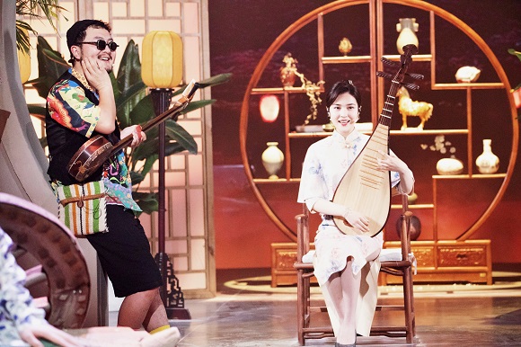 张尕怂、袁佳颖出演《塞北江南》.jpg