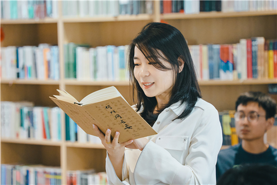 4CCTV《大国品牌》总编、联合创始人刘林 现场读诗.jpg