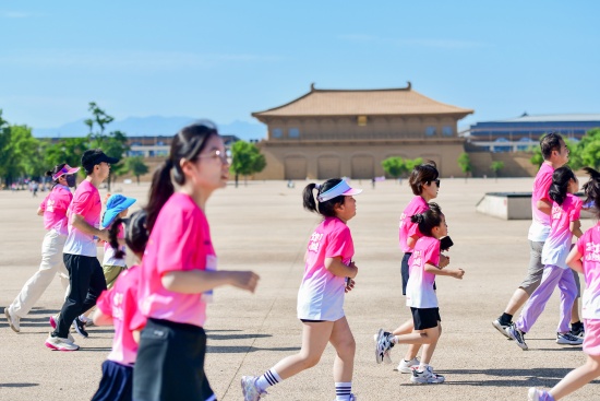 西安古城见证成长,达因・2026特步全家跑出趣持续延伸守护边界 西安古城见证成长,达因・2026特步全家跑出趣持续延伸守护边界